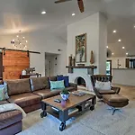 Scottsdale Oasis With Outdoor Bar And Pool!
