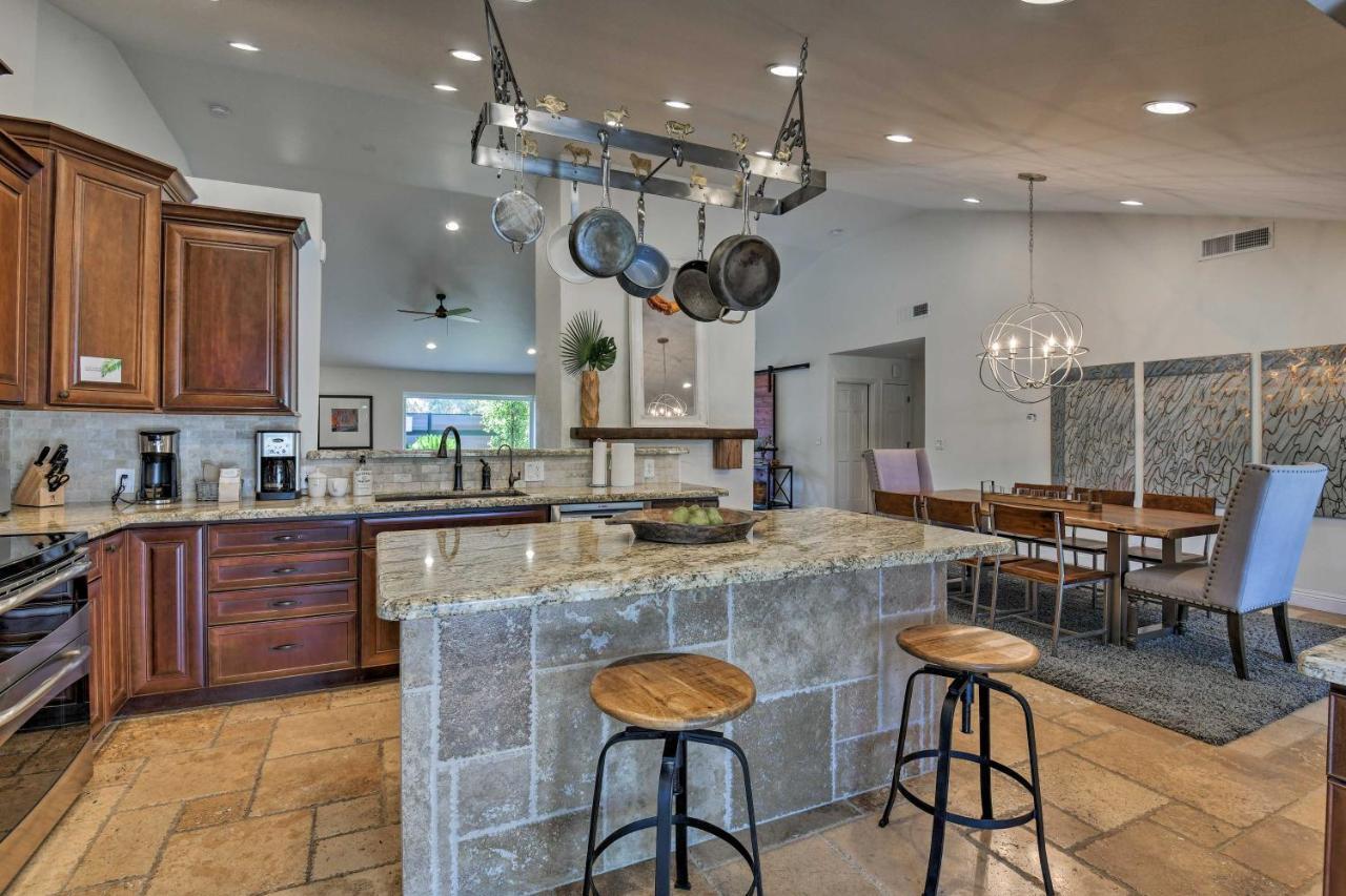 Oasis With Outdoor Bar And Pool!